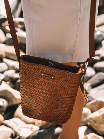 Complementos - Bolso bombonera en cuero trenzado con tira ajustable | SALLY - Toni Pons