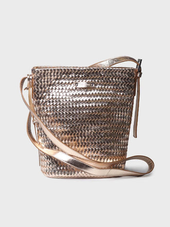 - Bolso bombonera en cuero trenzado con tira ajustable | SALLY - Toni Pons