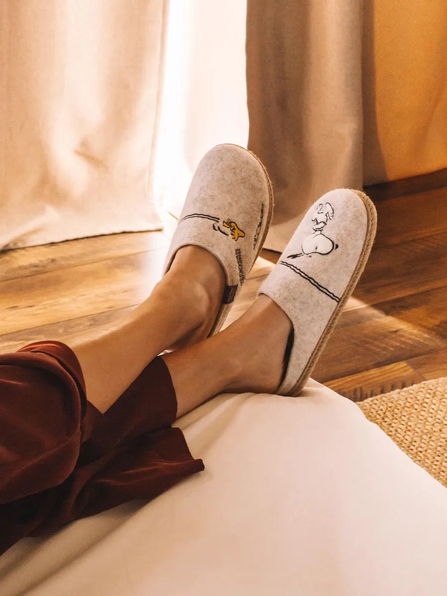 Zapatillas de casa mujer - Slippers tipo zueco de Snoopy para mujer en fieltro | SNOOPY - Toni Pons
