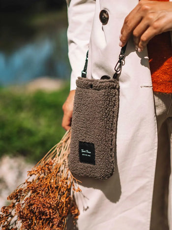 Complementos - Bolso para el móvil en material tipo borrego | GABIN  - Toni Pons  