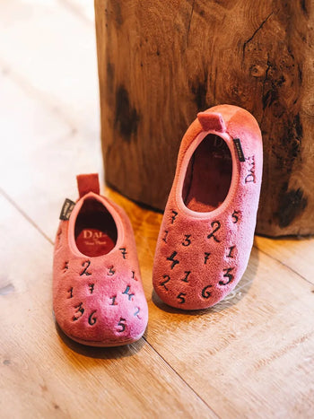 zapatillas infantiles - Zapatillas de casa para niños inspiradas en la obra de Salvador Dalí | IMAGINA  - Toni Pons  