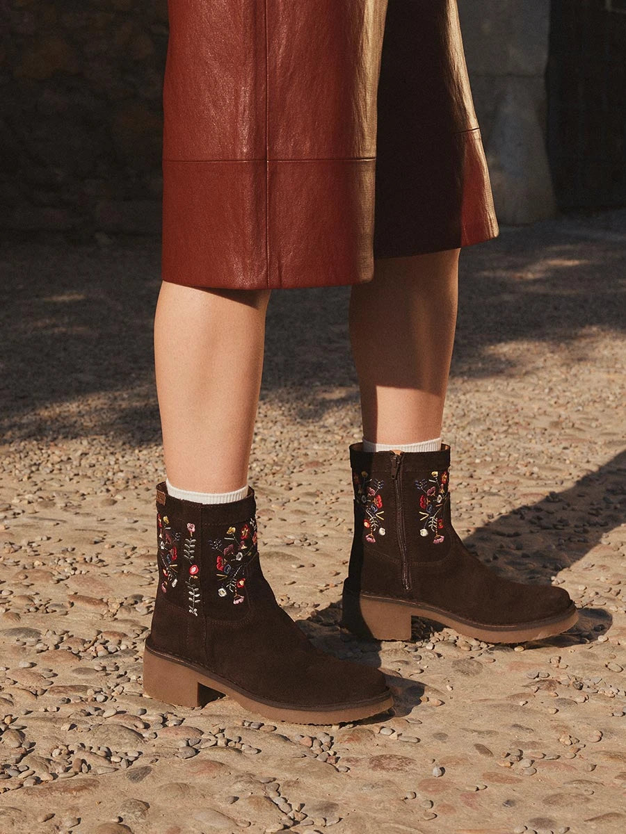 Women's suede ankle boot with embroidered flowers | MONELLS