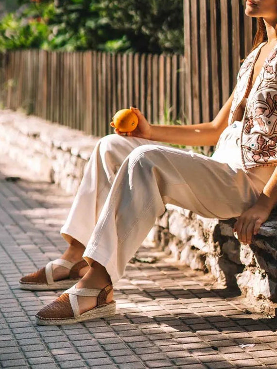 alpargatas mujer - Alpargata cerrada de mujer en piel trenzada con cuña | SIRACUSA  - Toni Pons  